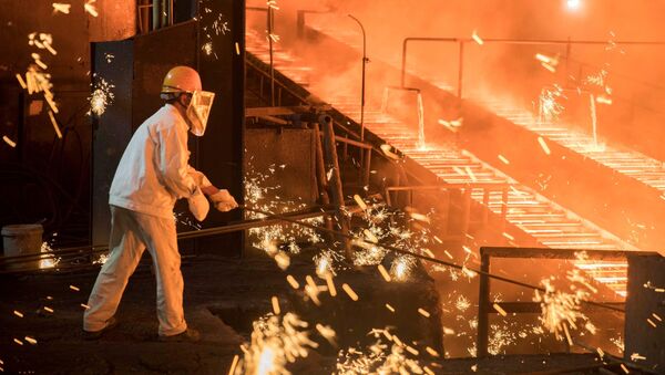 A laborer works at a steel plant of Shandong Iron & Steel Group - 俄罗斯卫星通讯社