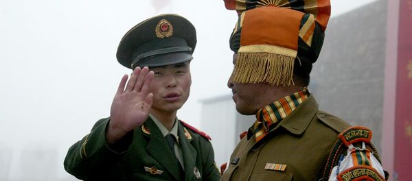 Chinese soldier (L) next to an Indian soldier at the Nathu La border crossing between India and China - 俄罗斯卫星通讯社