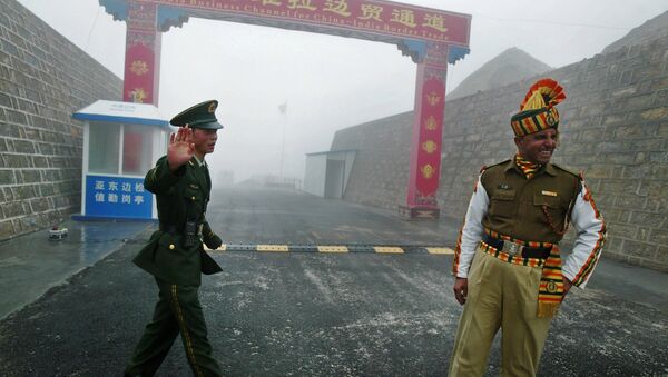 Chinese soldier (L) next to an Indian soldier at the Nathu La border crossing between India and China - 俄罗斯卫星通讯社