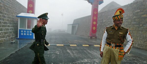 Chinese soldier (L) next to an Indian soldier at the Nathu La border crossing between India and China Chinese soldier (L) next to an Indian soldier at the Nathu La border crossing between India and China - 俄罗斯卫星通讯社
