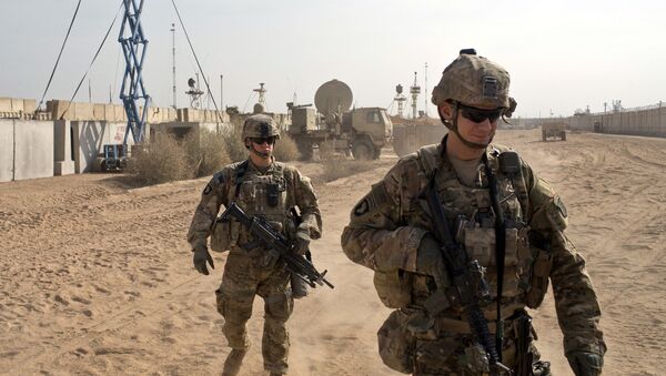 U.S. Army soldiers move through Qayara West Coalition base in Qayara, some 50 kilometers south of Mosul - 俄罗斯卫星通讯社