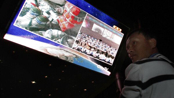 A Chinese man watches a live broadcasting of the Shenzhou 7 manned space craft launch - 俄罗斯卫星通讯社