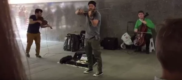 小提琴手莫斯科地鐵傾情演奏 冰冷的空氣都燥起來了 - 俄羅斯衛星通訊社