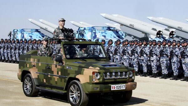Chinese President Xi Jinping stands on a military jeep as he inspects troops of the People's Liberation Army during a military parade - 俄罗斯卫星通讯社