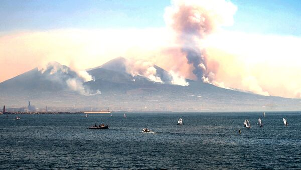 Дым от пожаров на склонах вулкана Везувий к востоку от Неаполя, Италия - 俄羅斯衛星通訊社