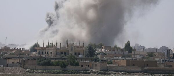 Дым над юго-восточной окраиной Ракки, Сирия - 俄罗斯卫星通讯社