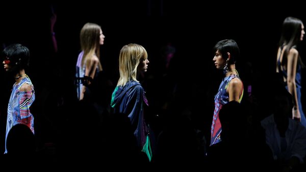 Модели на показе коллекции Versace на Неделе моды в Милане - 俄羅斯衛星通訊社
