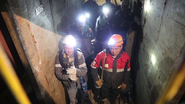 登高作业人员参与雅库特“和平”矿井被困矿工搜寻工作 - 俄罗斯卫星通讯社
