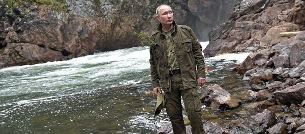Президент РФ Владимир Путин у горной речки в Республике Тыва - 俄罗斯卫星通讯社