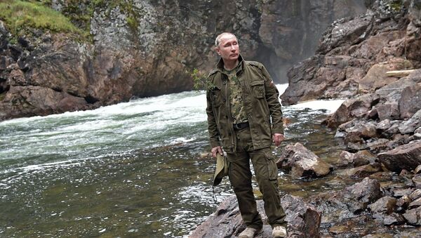 Президент РФ Владимир Путин у горной речки в Республике Тыва - 俄羅斯衛星通訊社
