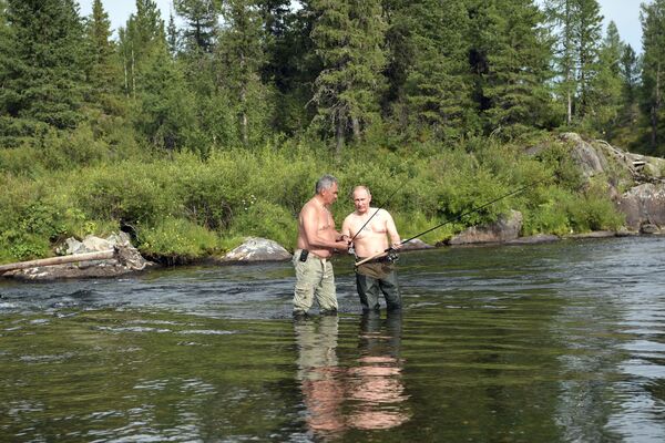 在西伯利亞的兩天里，總統去了原始森林，還在高山湖泊中捕魚。 - 俄羅斯衛星通訊社