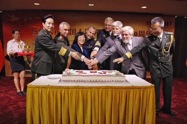 在Twitter發佈一張照片，在這張比利時王室認為不可接受的照片中，勞倫特王子身著軍裝，站在中國軍官中間。 - 俄羅斯衛星通訊社