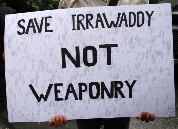 现在西方媒体正利用有示威者举着“伊洛瓦底江不是中国的”标语牌的图片,给垂帘听政的昂山素季“树立”形象。 现在西方媒体正利用有示威者举着“伊洛瓦底江不是中国的”标语牌的图片,给垂帘听政的昂山素季“树立”形象。 - 俄罗斯卫星通讯社