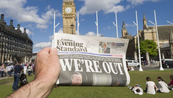 Мужчина держит в руке газету у здания парламента в Лондоне после референдума по сохранению членства Великобритании в Европейском Союзе. Архивное фото - 俄罗斯卫星通讯社