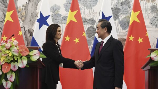 Panama's Foreign Minister Isabel de Saint Malo, left, shakes hands with her Chinese counterpart Wang Yi - 俄羅斯衛星通訊社