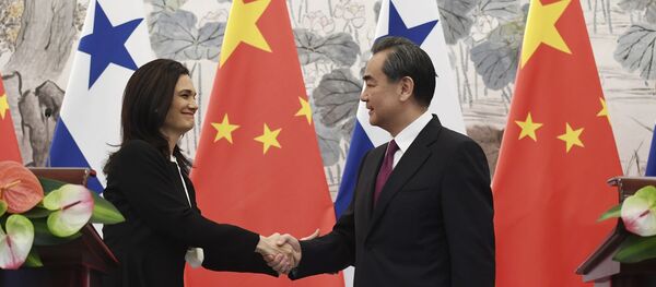 Panama's Foreign Minister Isabel de Saint Malo, left, shakes hands with her Chinese counterpart Wang Yi Panama's Foreign Minister Isabel de Saint Malo, left, shakes hands with her Chinese counterpart Wang Yi - 俄罗斯卫星通讯社
