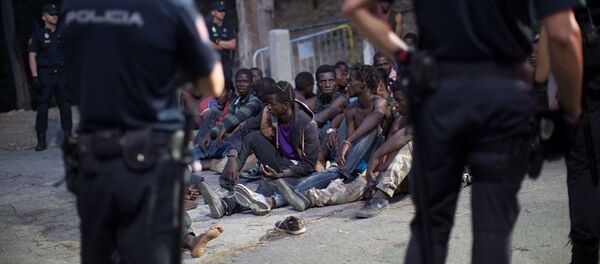 千名移民试图攀越边境围栏进入西班牙北非飞地 - 俄罗斯卫星通讯社