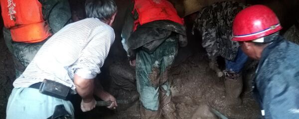 Rescurs are seen at the site of a landslide in Puge in China's southwestern Sichuan province Rescurs are seen at the site of a landslide in Puge in China's southwestern Sichuan province - 俄罗斯卫星通讯社