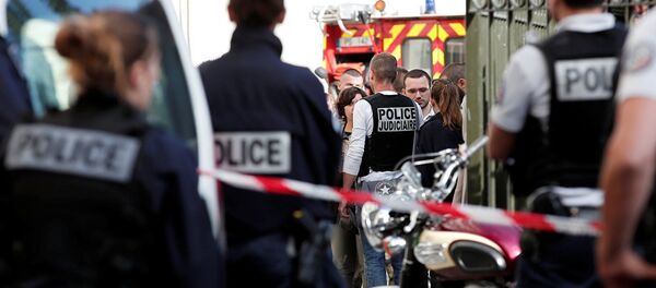 法国勒瓦卢瓦佩雷市汽车冲撞军人事件 - 俄罗斯卫星通讯社