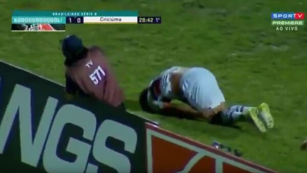 一名足球员在庆祝进球时撞到广告牌后翻了一个跟头并倒在地上 - 俄罗斯卫星通讯社