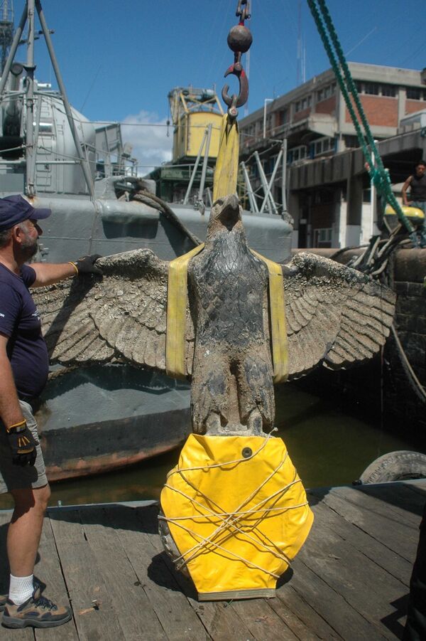 铜鹰重350公斤,两米高,2.8米宽。 铜鹰重350公斤,两米高,2.8米宽。 - 俄罗斯卫星通讯社