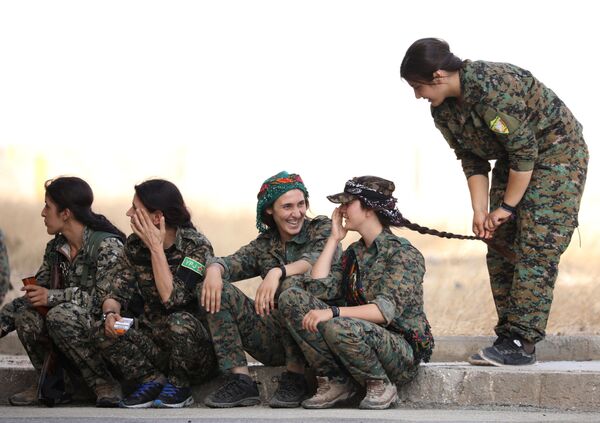 叙利亚民主军军人坐在哈萨卡市的路边。 - 俄罗斯卫星通讯社