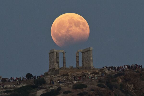 希臘波塞冬神廟上方的月偏食。 - 俄羅斯衛星通訊社