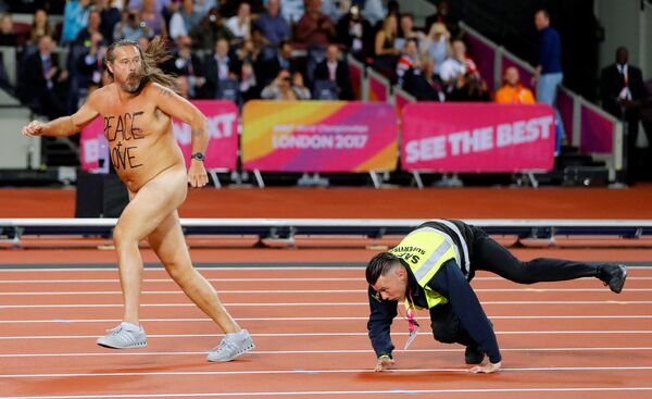 保安追着世界田径赛期间跑上伦敦体育馆跑道的裸奔者。 - 俄罗斯卫星通讯社