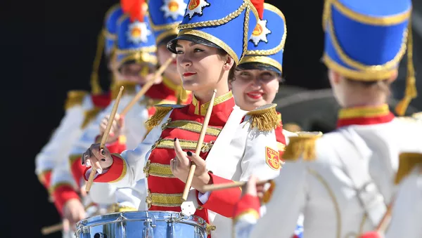 博羅季諾國家軍事歷史保護區博物館內真人國際象棋比賽上的女鼓手。 - 俄羅斯衛星通訊社