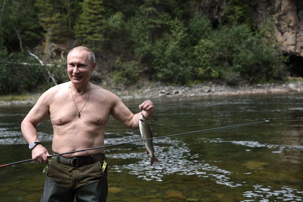俄罗斯总统弗拉基米尔·普京在图瓦共和国高山湖钓鱼。 - 俄罗斯卫星通讯社