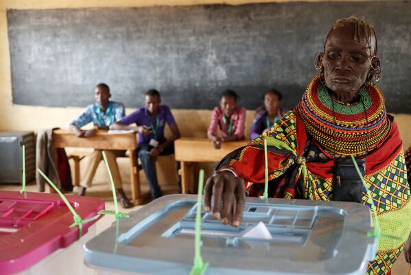 一名非洲圖爾卡納女子在肯尼亞選舉中投票 - 俄羅斯衛星通訊社