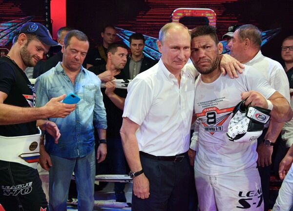 俄羅斯總統弗拉基米爾·普京與巴西跆拳道和拳擊冠軍路易斯·塞爾吉奧在索契“Plotforma S-70”國際實戰桑搏競賽上。 - 俄羅斯衛星通訊社