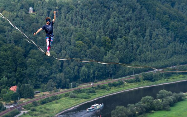走钢丝的极限挑战者走过德国易北河上空的绳索 - 俄罗斯卫星通讯社