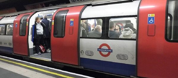 英国交警：伦敦地铁列车发生火灾 - 俄罗斯卫星通讯社