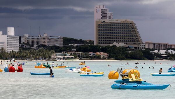 Туристы отдыхают в районе Тумон возле шикарных отелей на острове Гуам, США - 俄羅斯衛星通訊社