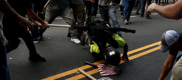 美國參議員：在弗吉尼亞州的騷亂是“國內恐怖主義行為” - 俄羅斯衛星通訊社