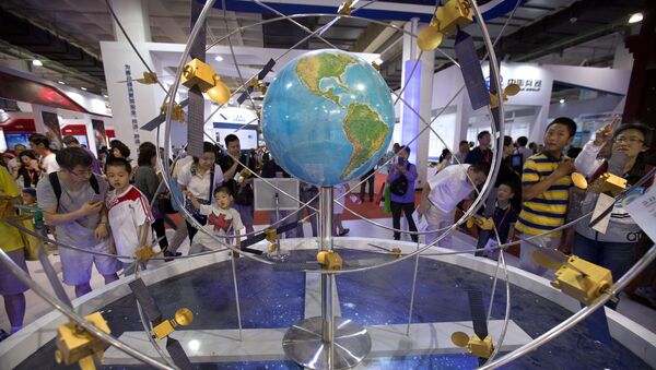 Visitors look at a mockup of China's homegrown Beidou satellite navigation system - 俄羅斯衛星通訊社