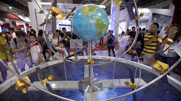 Visitors look at a mockup of China's homegrown Beidou satellite navigation system - 俄羅斯衛星通訊社