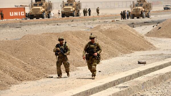 US soldiers walk at the site of a Taliban suicide attack in Kandahar - 俄罗斯卫星通讯社
