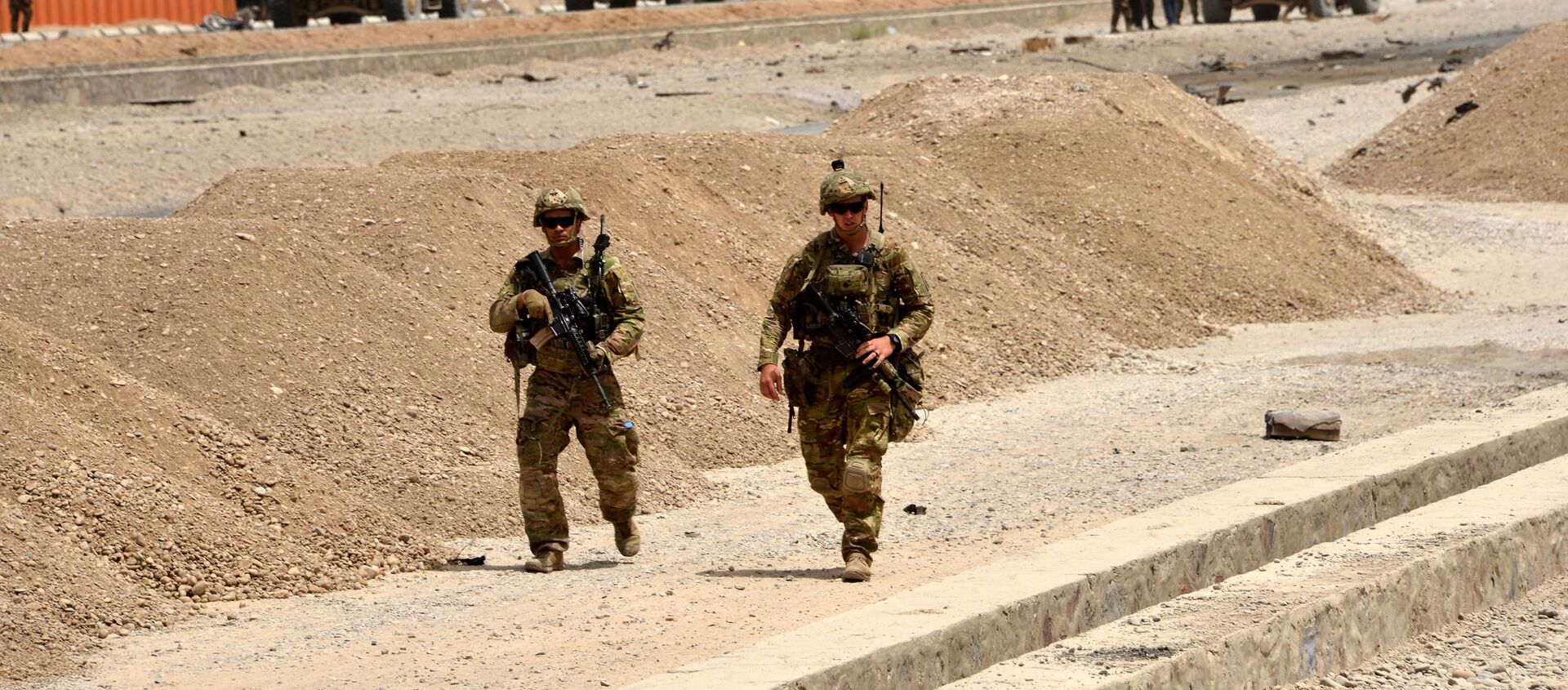 US soldiers walk at the site of a Taliban suicide attack in Kandahar  - 俄羅斯衛星通訊社, 1920, 19.08.2021