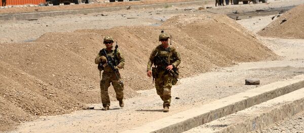 US soldiers walk at the site of a Taliban suicide attack in Kandahar - 俄罗斯卫星通讯社