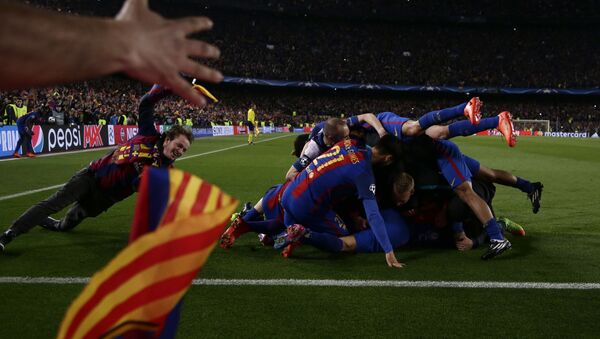 Футболисты Барселоны праздуют победу над Пари Сен-Жермен со счетом 6:1 в 1/8 финала Лиги Чемпионов - 俄羅斯衛星通訊社