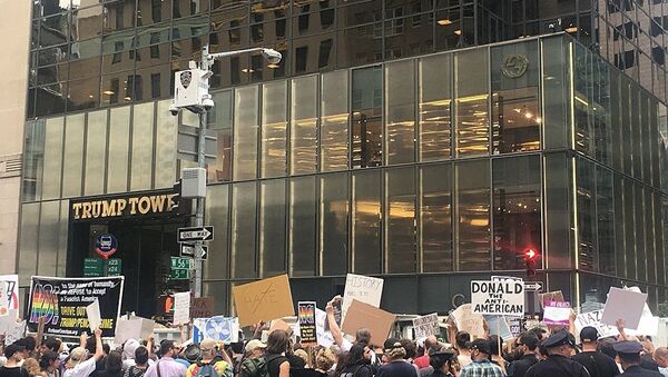 數百名抗議者在紐約市中心等候特朗普到來 - 俄羅斯衛星通訊社