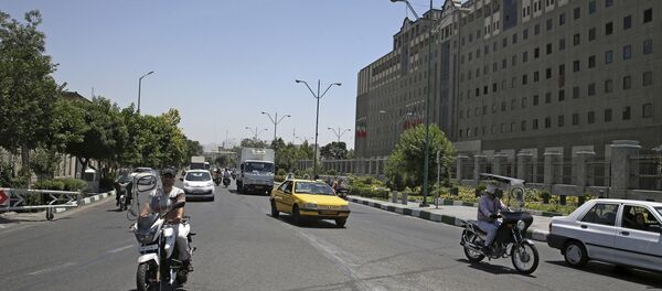 Vehicles drive past Iran's parliament building in Tehran - 俄罗斯卫星通讯社