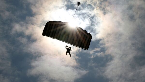 美军在日举行空投演习 一降落伞不慎落入工业区 - 俄罗斯卫星通讯社