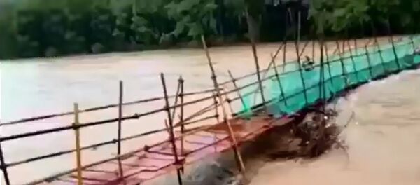 桂林水災驚險一幕：剛剛跑下橋 簡易橋就塌了 - 俄羅斯衛星通訊社