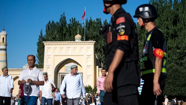 Police patrolling as Muslims leave the mosque after the morning prayer in the old town of Kashgar in China's Xinjiang Uighur Autonomous Region - 俄羅斯衛星通訊社