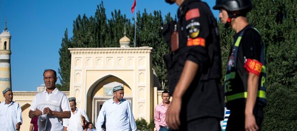 Police patrolling as Muslims leave the mosque after the morning prayer in the old town of Kashgar in China's Xinjiang Uighur Autonomous Region - 俄罗斯卫星通讯社