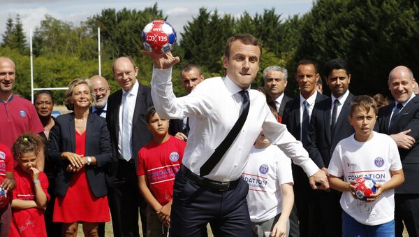 媒体：马克龙将一名在其休假时进行跟踪的摄影师告上法庭 - 俄罗斯卫星通讯社