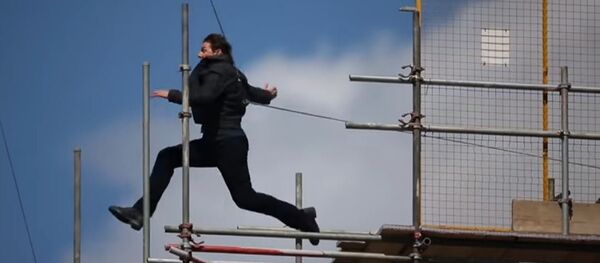 The moment Tom Cruise slams into a building during stunt - 俄罗斯卫星通讯社
